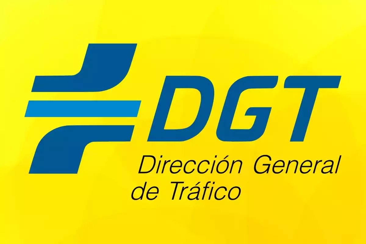 Logotipo de la Dirección General de Tráfico (DGT) sobre un fondo amarillo.