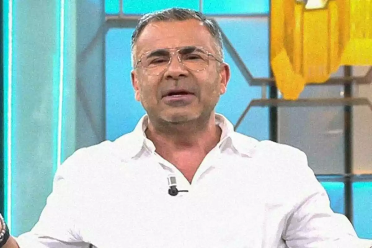 Captura de Jorge Javier Vázquez con camisa blanca y gafas hablando en el plató de El Diario de Jorge