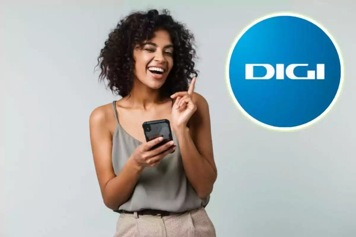 Mujer sonriendo mientras sostiene un teléfono móvil con el logo de DIGI al fondo.