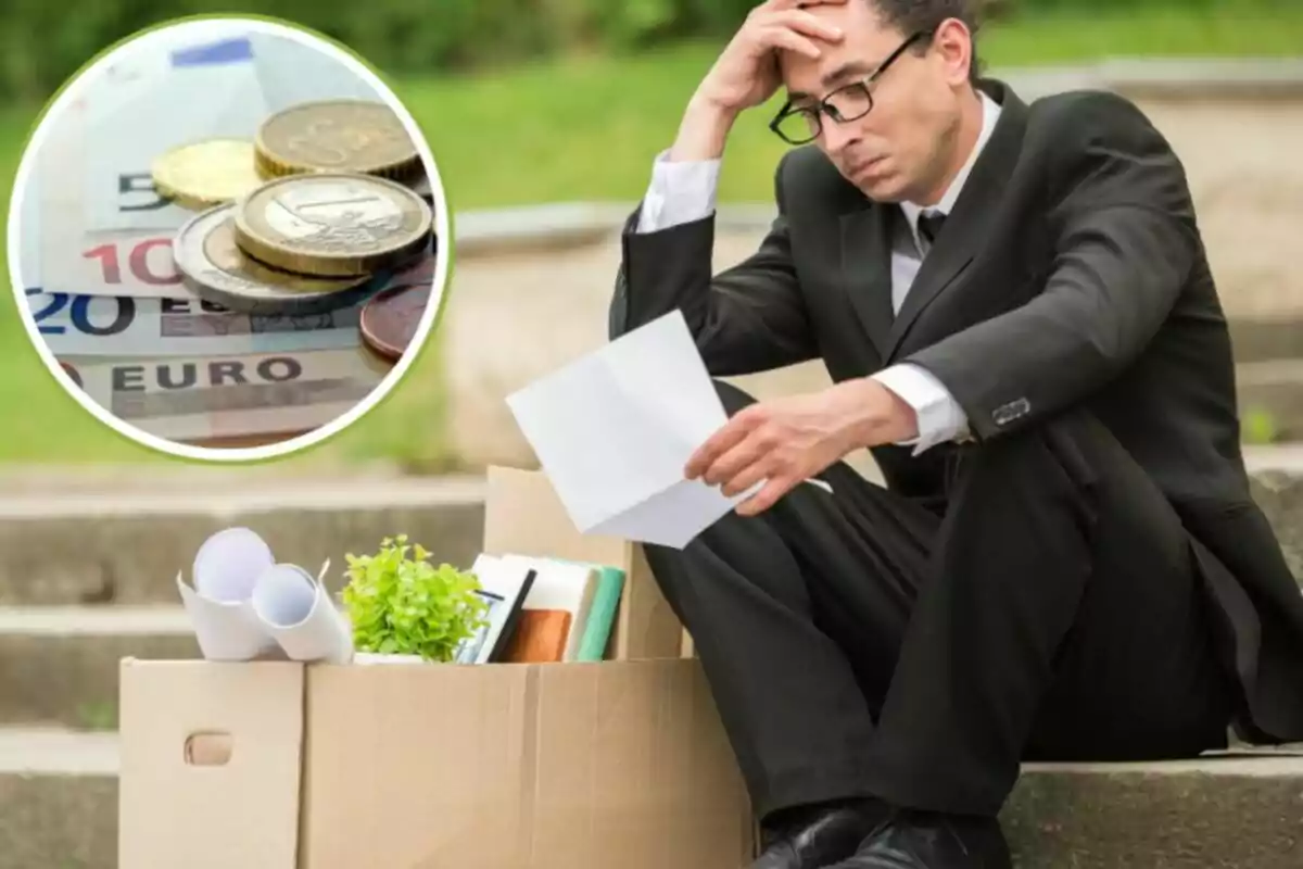 Hombre con traje sentado en una escalera, sosteniendo una hoja de papel con expresión preocupada, junto a una caja de pertenencias; en la esquina superior izquierda, una imagen insertada de billetes y monedas de euro.