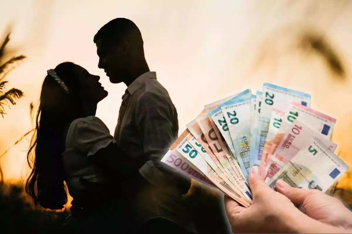 Una pareja abrazada de fondo y una imagen de una persona con dinero en la mano