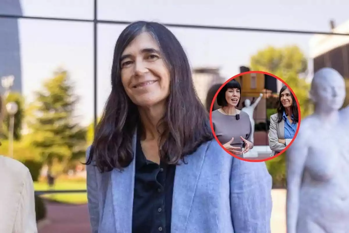 Una mujer con cabello largo y oscuro sonríe mientras está de pie al aire libre con un fondo de árboles y un edificio; en un recuadro circular se muestra a dos mujeres conversando.