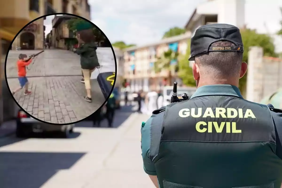 Un agente de la Guardia Civil de espaldas observa una escena en la que un niño apunta con un arma de juguete a otra persona en una calle.