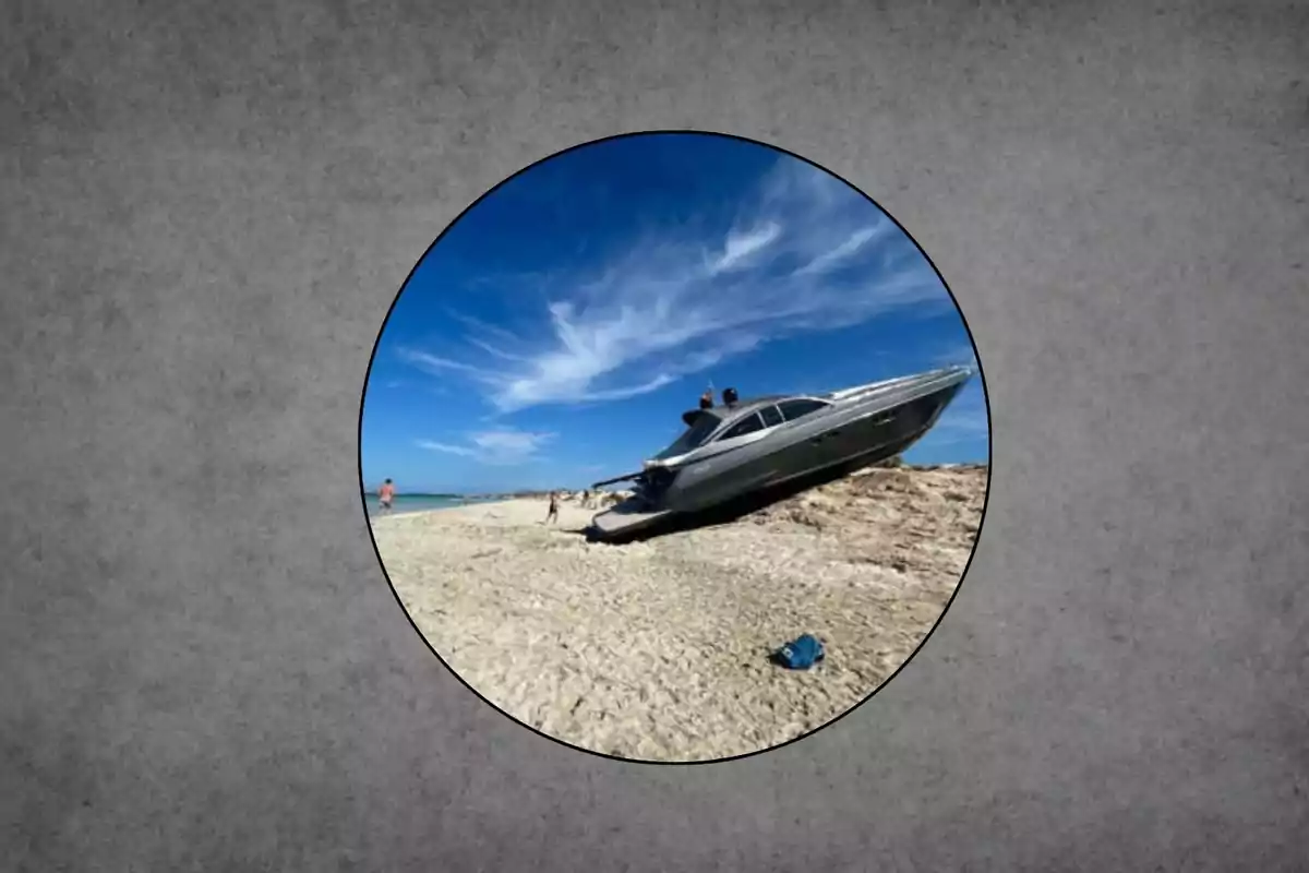 Una lancha encallada en la playa bajo un cielo azul con nubes.