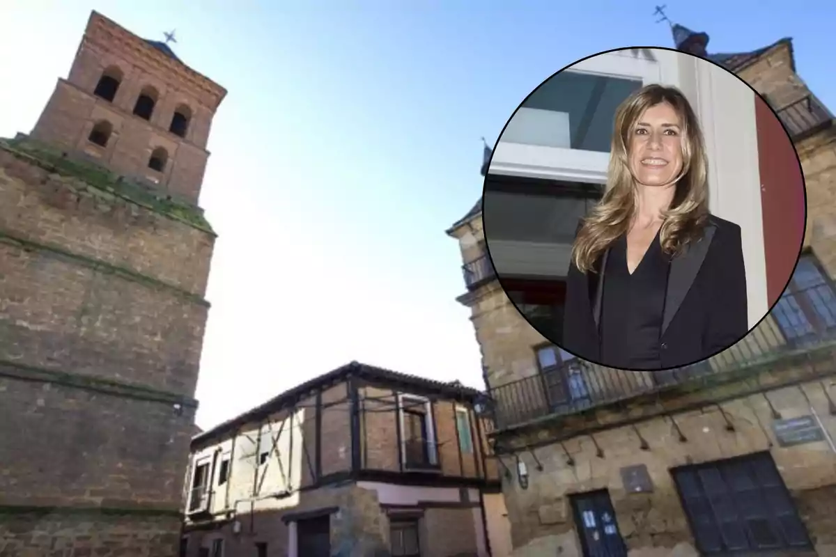 Una torre de piedra en un pueblo con una imagen circular de una mujer rubia superpuesta en la esquina superior derecha.