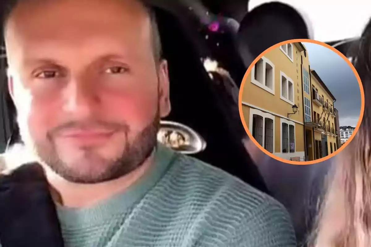 Hombre con barba y suéter verde en un automóvil, con una imagen insertada de un edificio amarillo con ventanas blancas y un letrero que dice "Ayuntamiento".