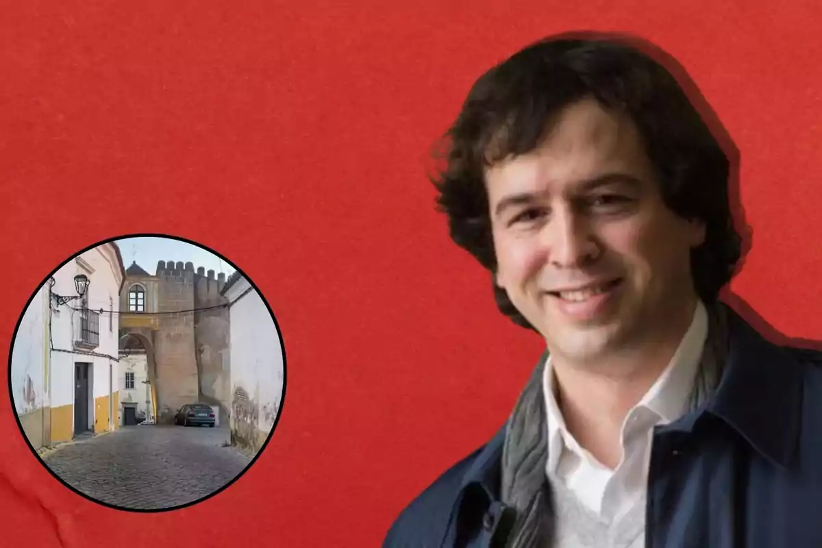 Hombre sonriendo con fondo rojo y una imagen circular de una calle con un arco de piedra.