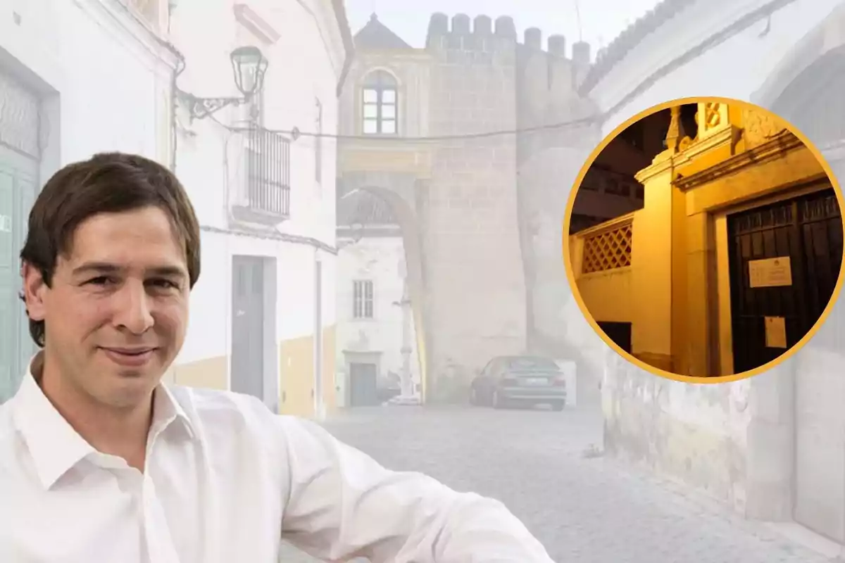 Un hombre con camisa blanca está posando frente a una calle empedrada con edificios antiguos y un coche estacionado, con un recuadro circular que muestra una puerta iluminada por la noche.