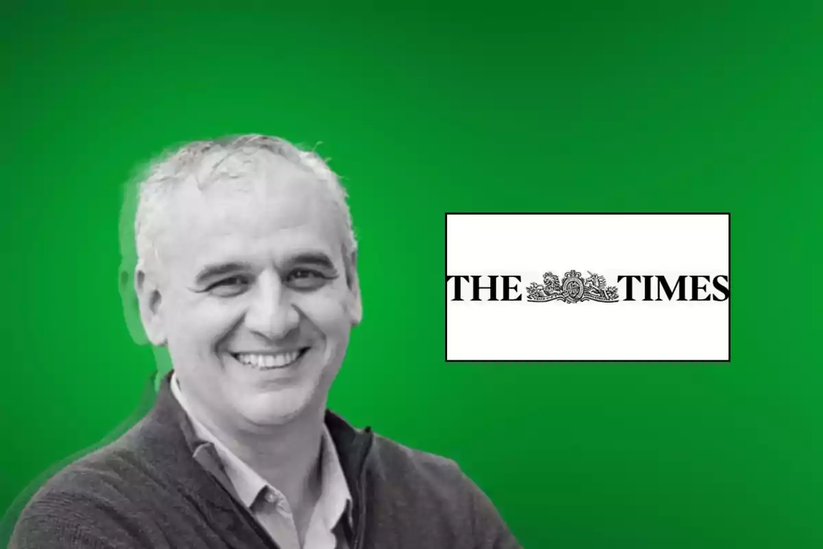 Hombre sonriendo con fondo verde y logotipo de "The Times" a la derecha.