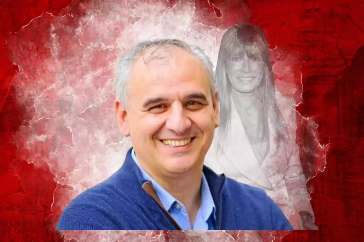 Hombre sonriente con suéter azul y camisa celeste frente a un fondo rojo con una imagen en blanco y negro de una mujer sonriente.