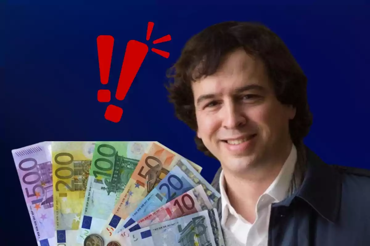 Hombre sonriendo sosteniendo billetes de euro con un signo de exclamación rojo en el fondo.