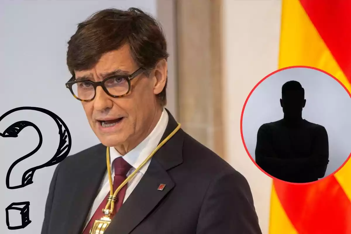 Un hombre con gafas y traje oscuro habla mientras lleva una medalla dorada alrededor del cuello, a su lado hay un signo de interrogación dibujado y una silueta de una persona en un círculo rojo.