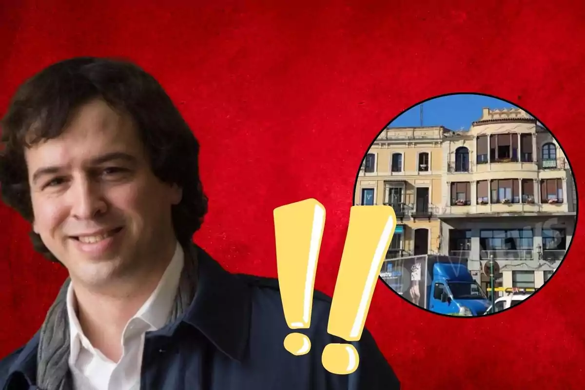 Hombre sonriente con cabello oscuro y chaqueta azul frente a un fondo rojo, con una imagen circular de un edificio en la esquina superior derecha y dos signos de exclamación amarillos en el centro.