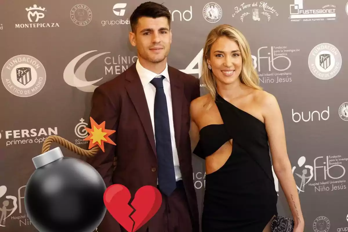 Una pareja posando en un evento formal con emojis de bomba y corazón roto superpuestos en la imagen.