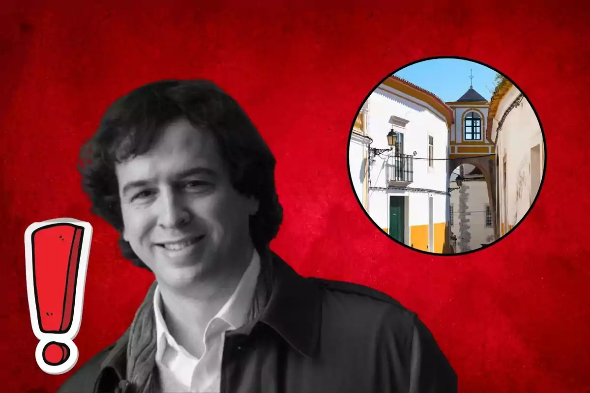 Un hombre sonriente en blanco y negro con un fondo rojo, un signo de exclamación rojo a la izquierda y una imagen circular de una calle con edificios blancos y amarillos a la derecha.