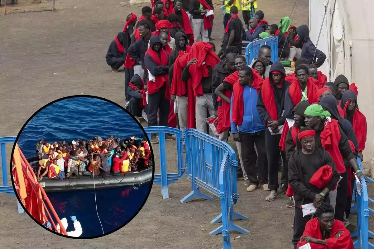 Un grupo de personas con mantas rojas hace fila en un área cercada, mientras en un recuadro se muestra una balsa llena de personas en el mar.