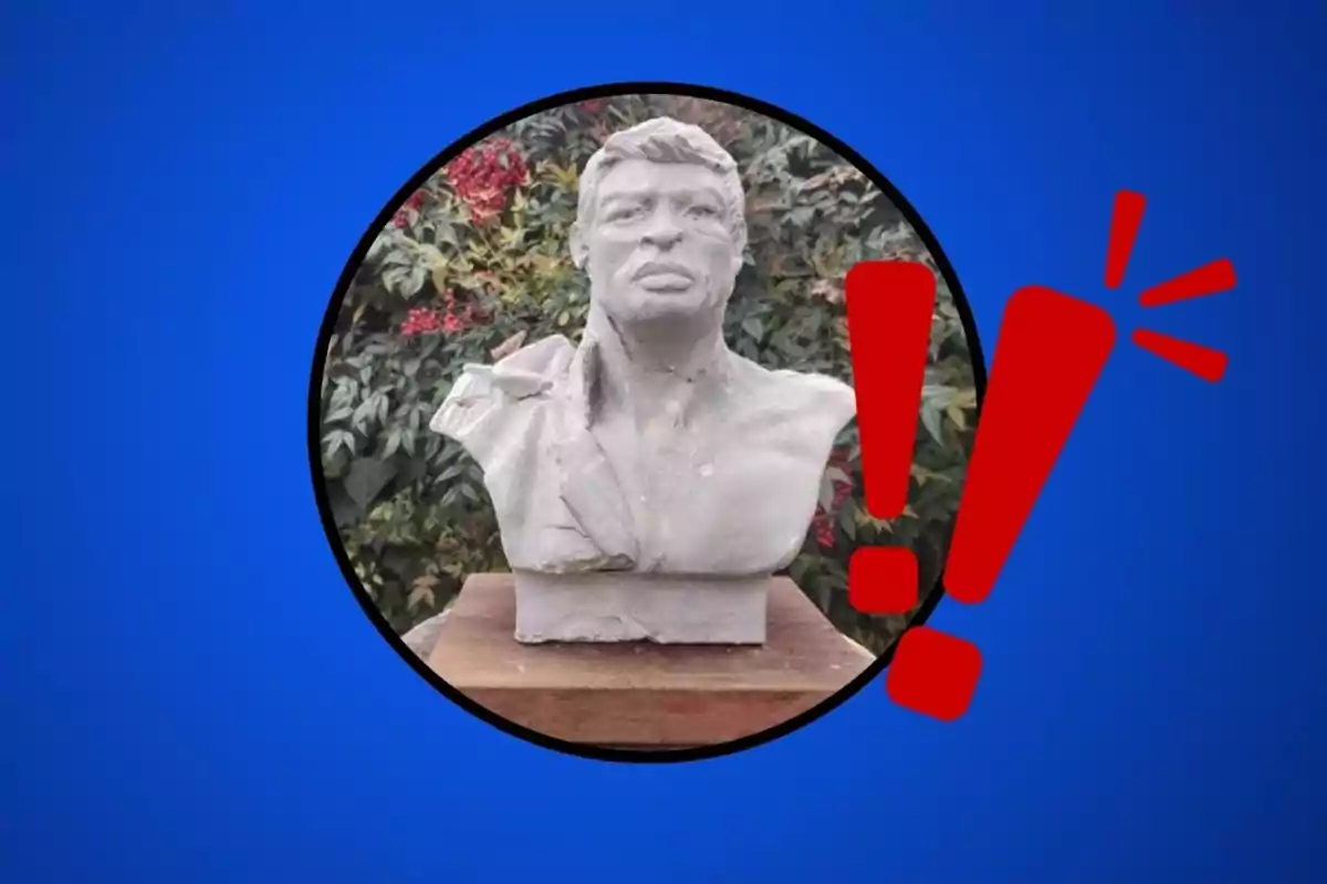 Busto de una figura masculina en un pedestal con un fondo de vegetación y un signo de exclamación rojo sobre un fondo azul.