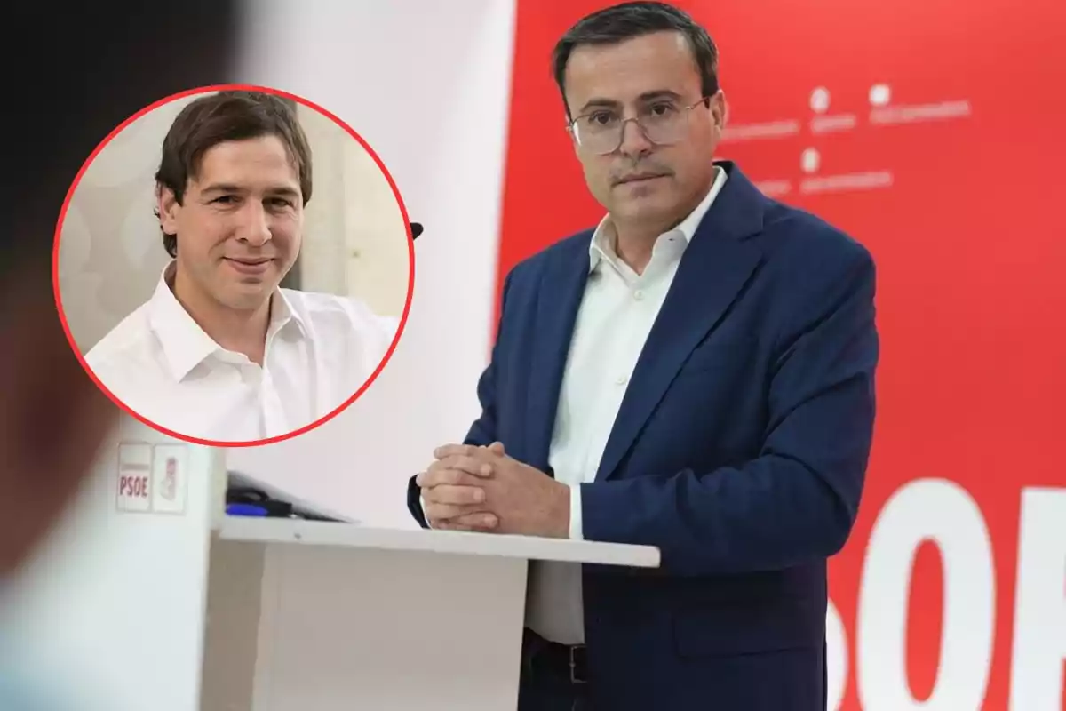 Un hombre con gafas y traje azul está de pie detrás de un podio con el logotipo del PSOE, mientras que en la esquina superior izquierda hay un círculo rojo que contiene la imagen de otro hombre con camisa blanca.