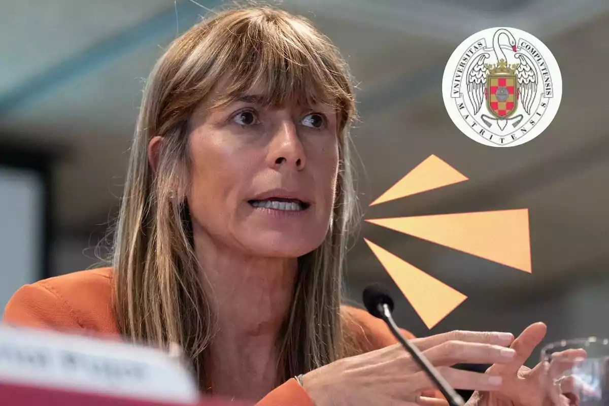 Mujer hablando en una conferencia con el logo de la Universidad Complutense de Madrid en el fondo.