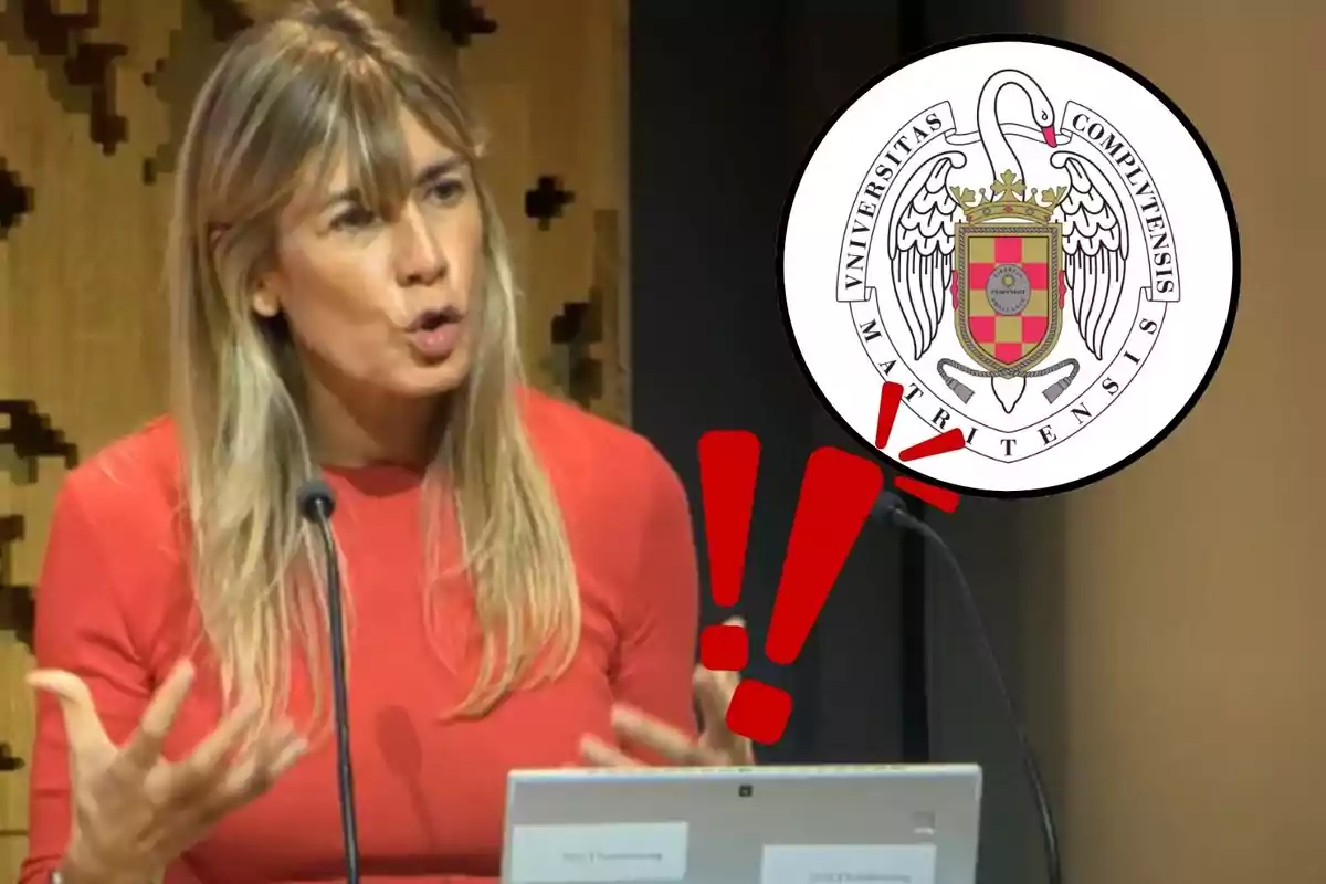 Mujer hablando en un micrófono con el escudo de la Universidad Complutense de Madrid al fondo y signos de exclamación rojos.