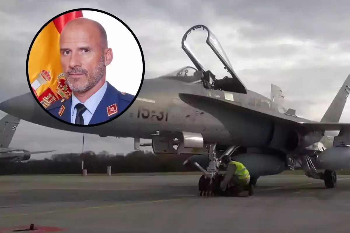 Un avión de combate en una pista con una persona trabajando en el tren de aterrizaje y un retrato de un hombre en uniforme militar sobre un fondo con una bandera.