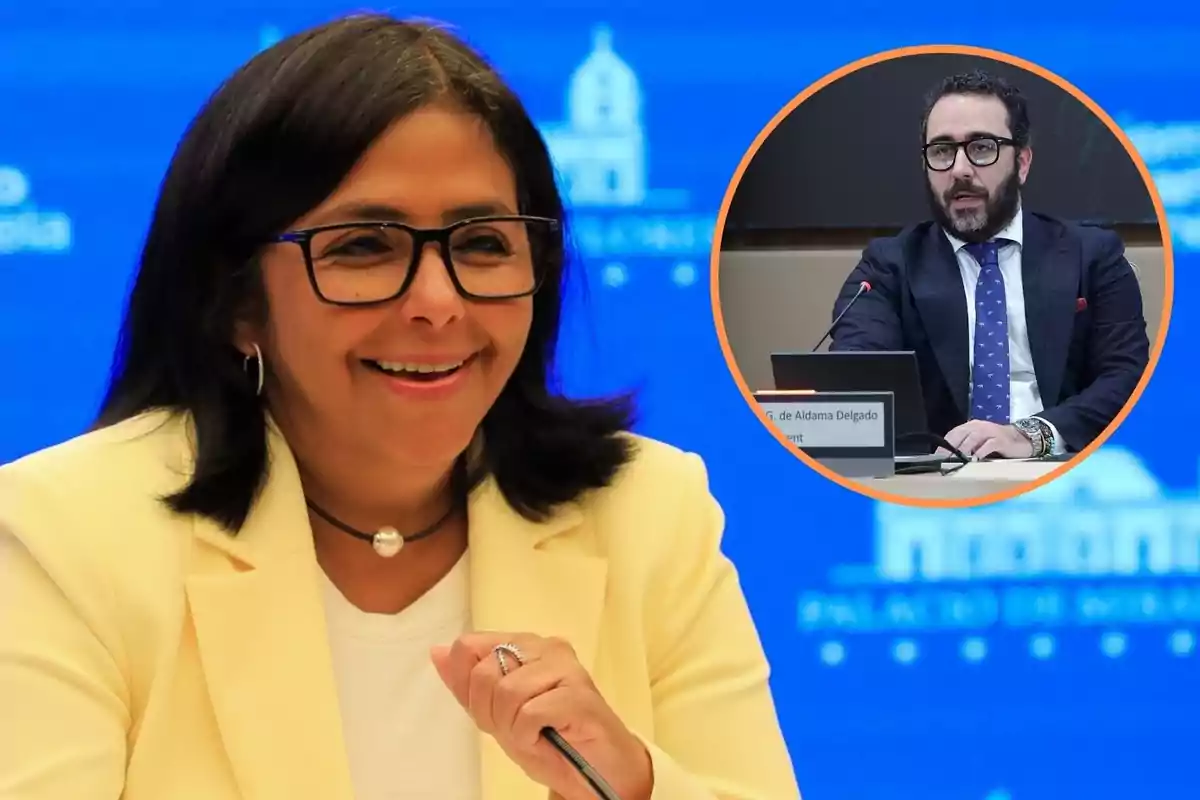 Una mujer sonriente con gafas y chaqueta clara en un fondo azul, con un recuadro que muestra a un hombre con barba y gafas hablando en un micrófono.