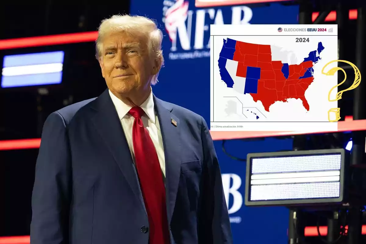 Un hombre de traje azul y corbata roja está de pie frente a un fondo con luces y un gráfico de mapa electoral de Estados Unidos para 2024.