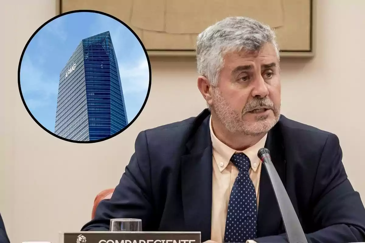 Un hombre de cabello canoso y barba está hablando en un micrófono durante una reunión, con una imagen de un edificio alto con el logo de KPMG en un círculo superpuesto.