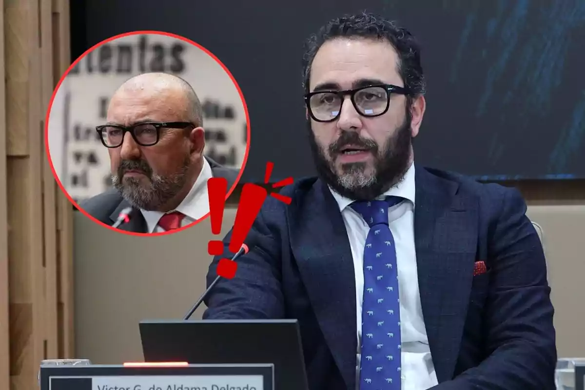 Un hombre con barba y gafas está hablando en un micrófono mientras en un círculo rojo aparece la imagen de otro hombre calvo con gafas y expresión seria.