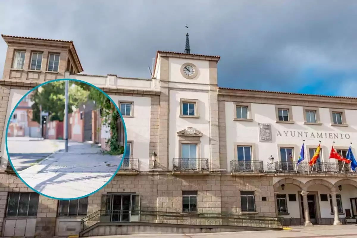 Edificio del ayuntamiento con un reloj en la torre y varias banderas en la entrada, con un recuadro que muestra una calle cercana.