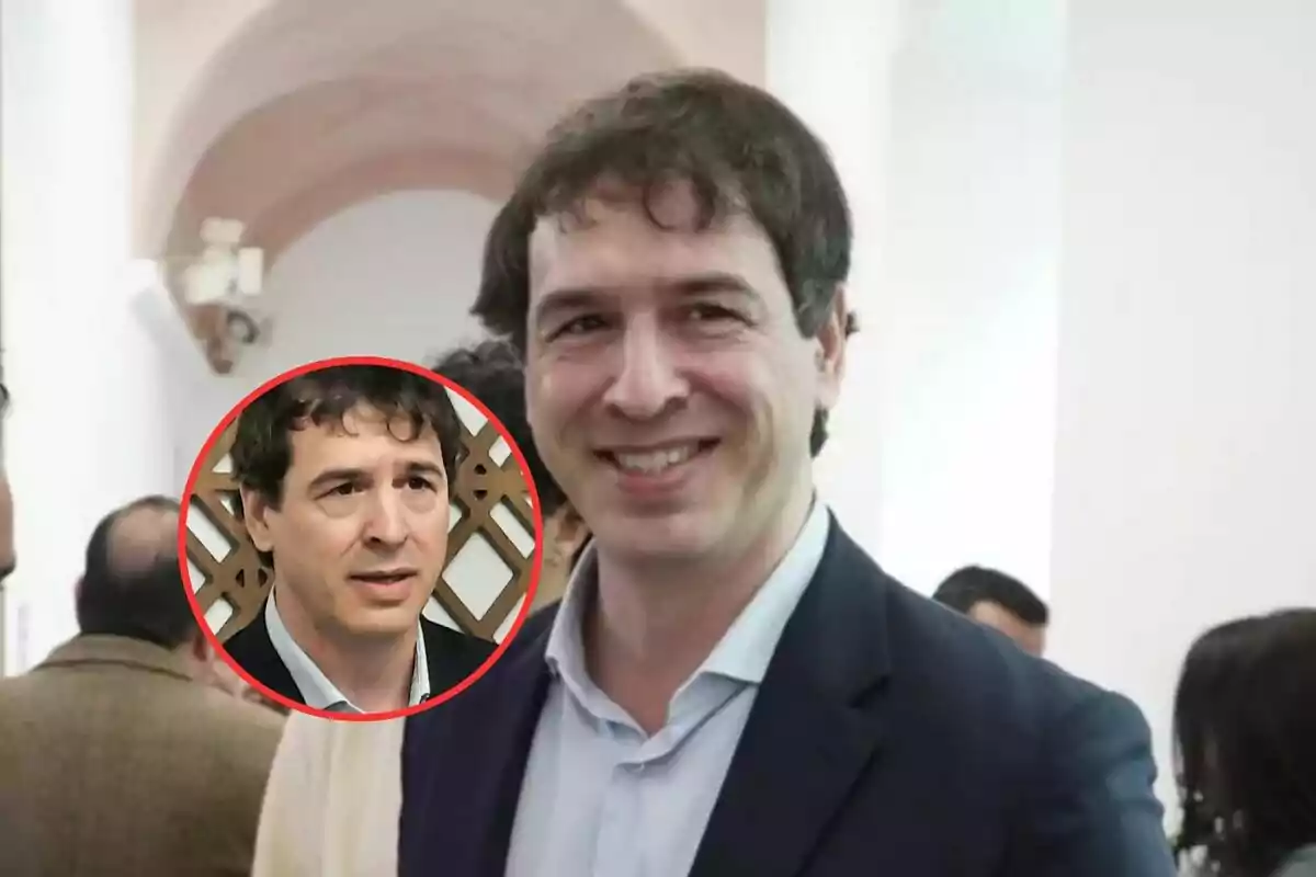 Un hombre sonriente en un evento social con un recuadro que muestra un primer plano de su rostro.