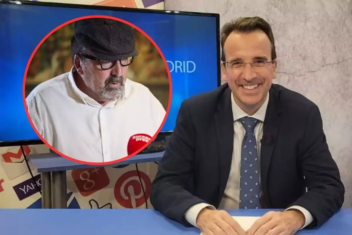 Un hombre sonriente con traje y corbata está sentado en un escritorio frente a una pantalla de televisión, que muestra la imagen de otro hombre con gafas y gorra dentro de un círculo rojo.