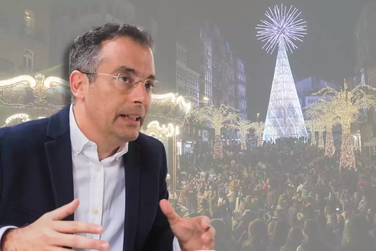 Un hombre hablando con un fondo de una multitud reunida en una plaza iluminada con decoraciones navideñas y un gran árbol de Navidad.