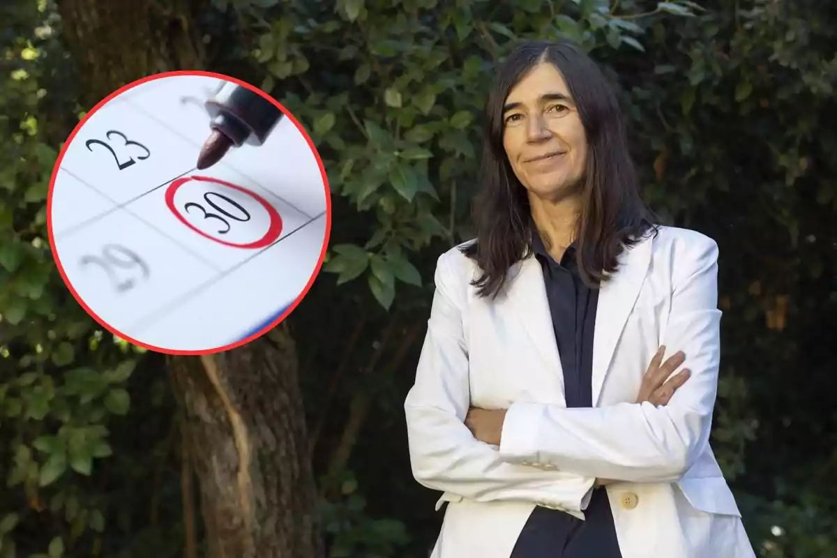 Una persona con chaqueta blanca de pie frente a un fondo de vegetación, junto a un calendario con el día 30 marcado en rojo.