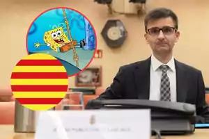 Un hombre con traje y corbata está sentado en una mesa, frente a él hay un cartel con un nombre borroso, a su lado hay una imagen de Bob Esponja columpiándose y un círculo con franjas horizontales rojas y amarillas.