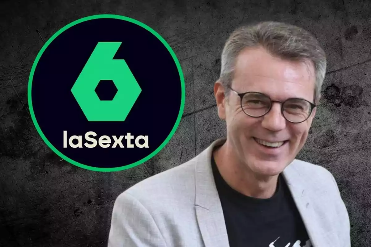 Un hombre sonriente con gafas y chaqueta clara junto al logo de laSexta sobre un fondo oscuro.