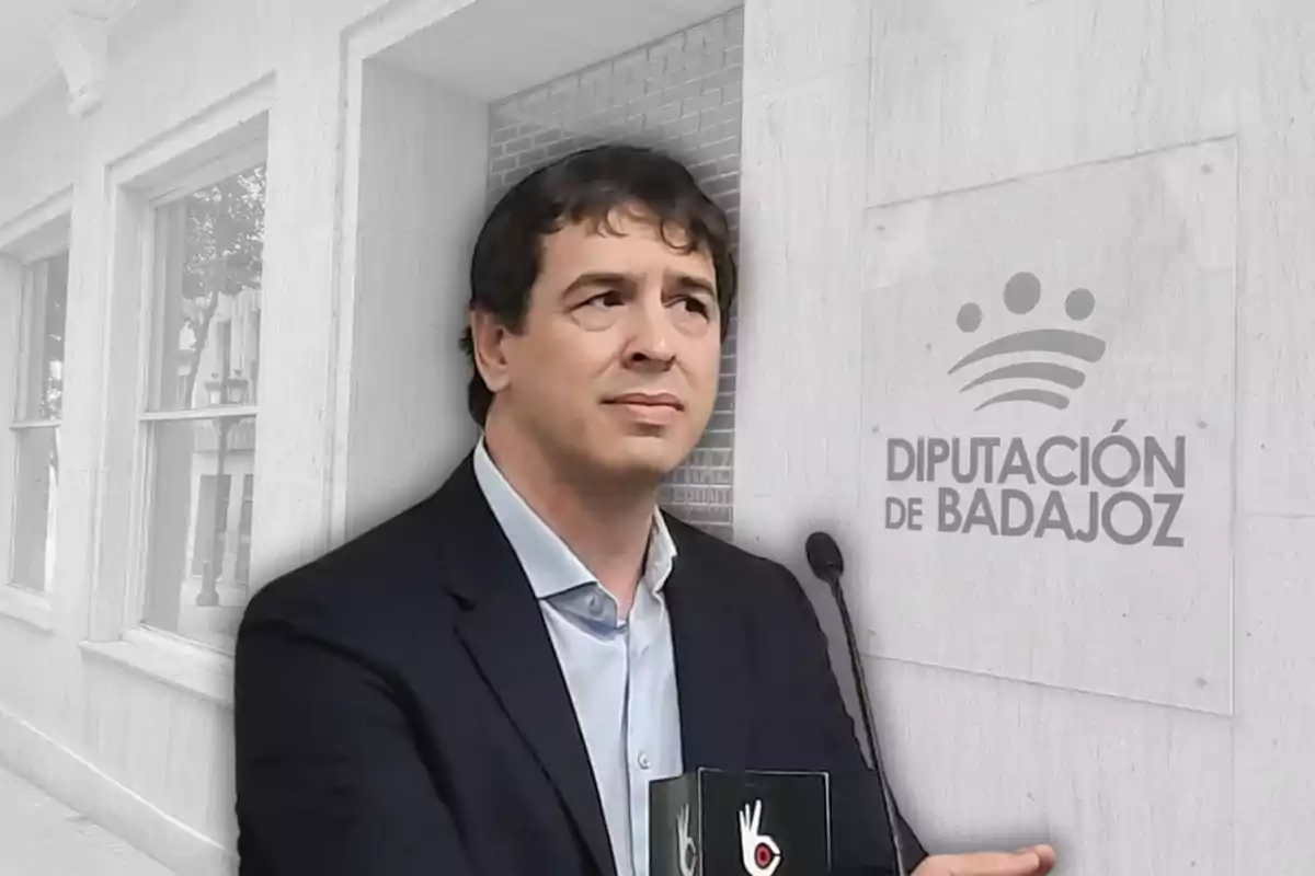 A man in a suit in front of a building with the sign "Legislature de Badajoz."