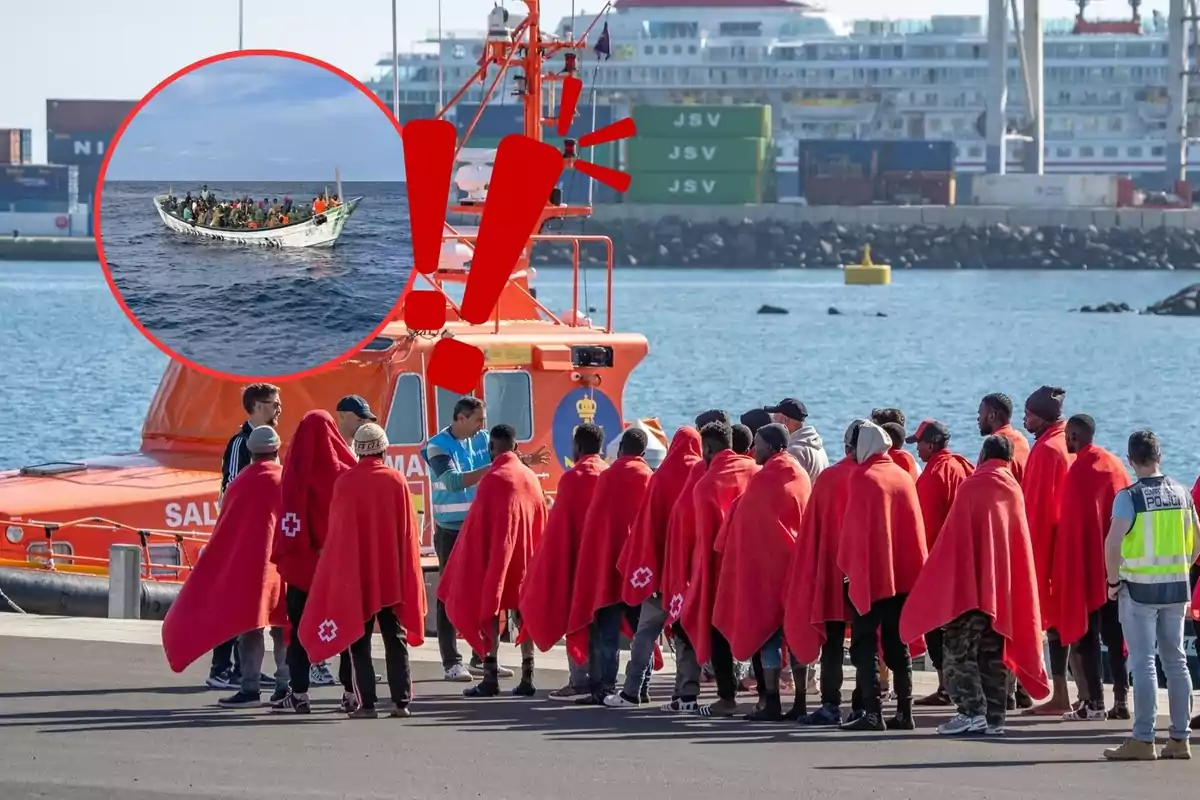 Un grupo de personas cubiertas con mantas rojas está reunido en un puerto junto a un barco de rescate naranja mientras un hombre les habla y en un recuadro se muestra una embarcación llena de personas en el mar.