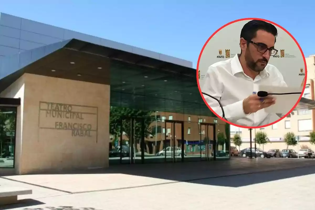 Edificio del Teatro Municipal Francisco Rabal con un recuadro que muestra a un hombre leyendo un documento.