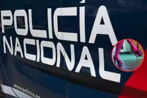 Vehículo de la Policía Nacional con un detalle de zapatos de tacón altos en un círculo rojo.