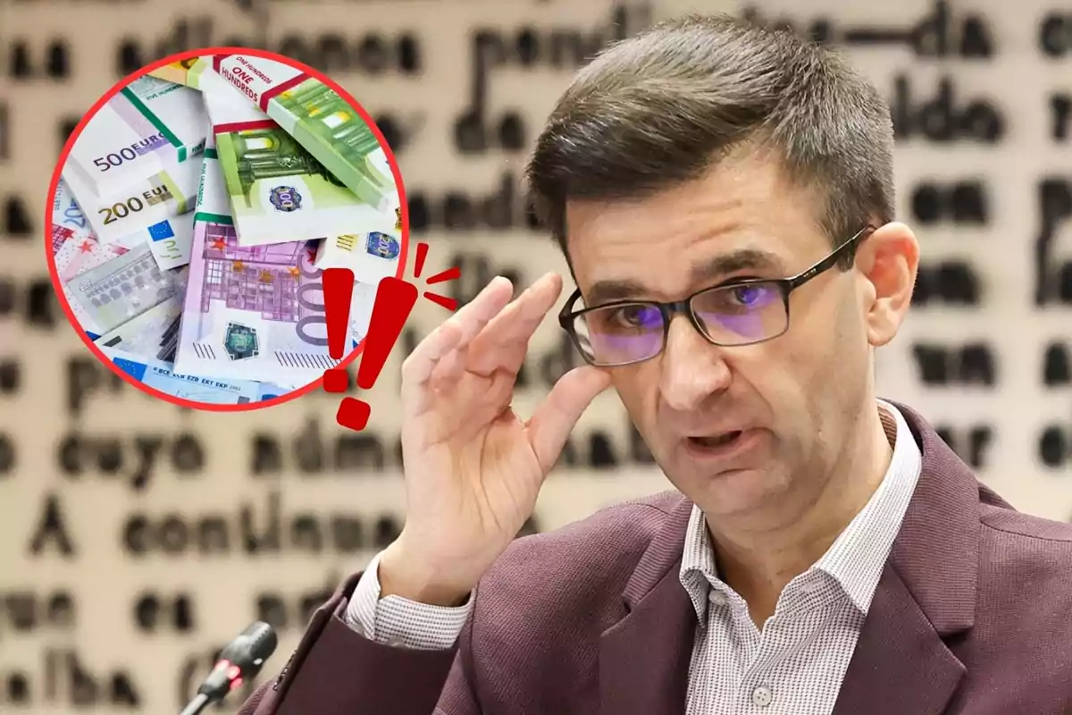 Un hombre con gafas ajustándose el marco mientras habla en un micrófono con un fondo de texto borroso y un círculo rojo que muestra billetes de euro y un signo de exclamación.