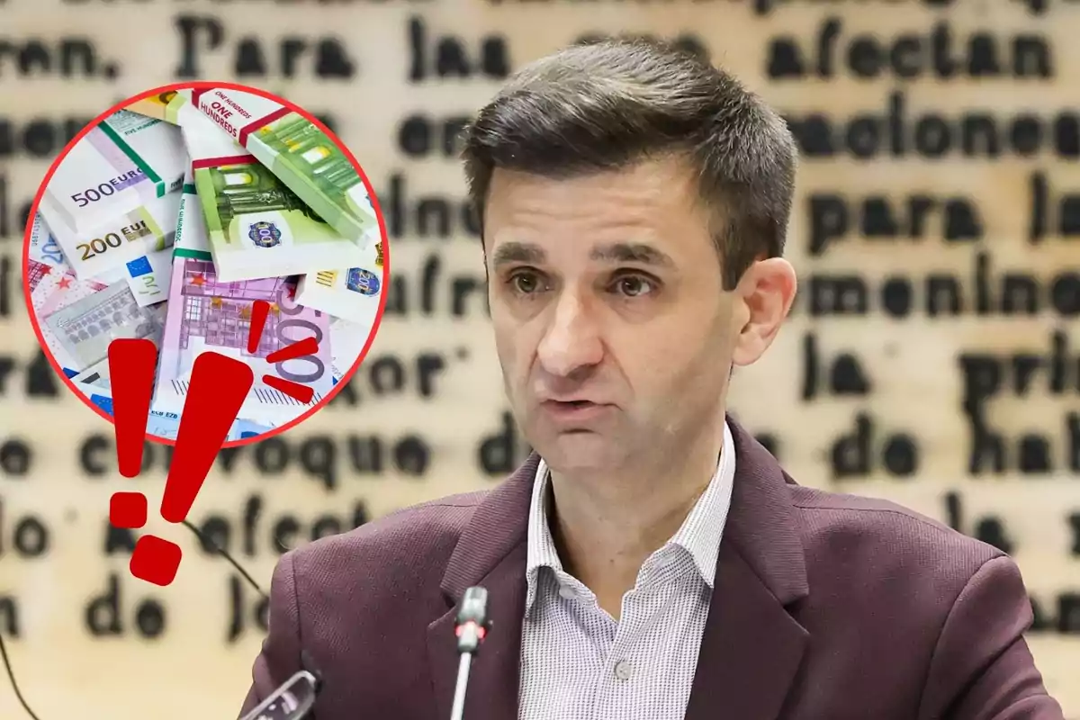 Un hombre hablando frente a un micrófono con un fondo de texto borroso y un círculo rojo que contiene billetes de euro y signos de exclamación.