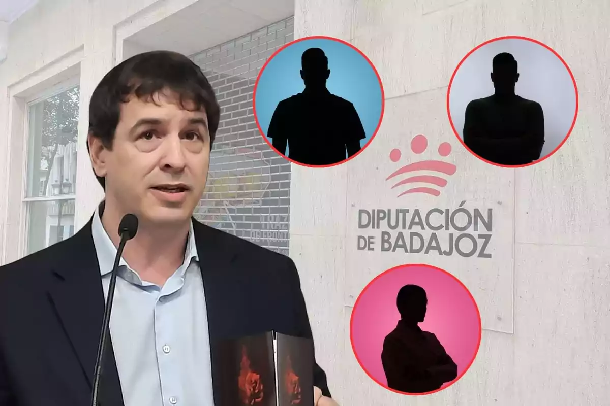 Un hombre hablando frente a un micrófono con el logo de la Diputación de Badajoz en el fondo y tres siluetas en círculos de colores.