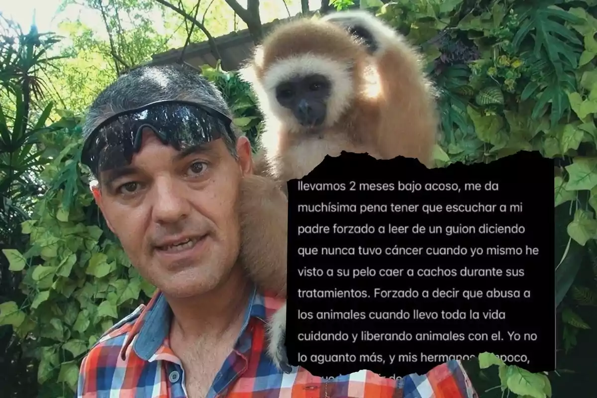 Un hombre con camisa a cuadros y gafas de sol en la cabeza sostiene a un mono en su hombro, rodeado de vegetación. Hay un bloque de texto negro superpuesto en la imagen.