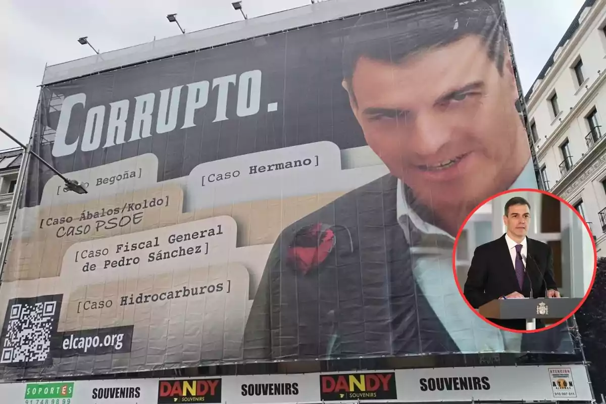 Un cartel grande en un edificio muestra la palabra "Corrupto" junto a una imagen de un hombre, con varios casos mencionados en recuadros, y un código QR; en la esquina inferior derecha hay una imagen circular de un hombre en un podio.