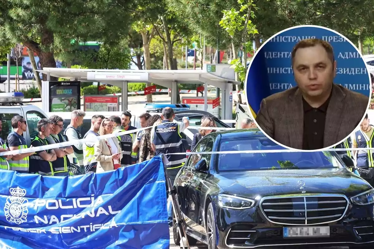 Un grupo de personas, algunas con chalecos de la policía, se encuentra reunido en una escena acordonada al aire libre, con un coche negro en primer plano y un hombre en un recuadro en la esquina superior derecha.