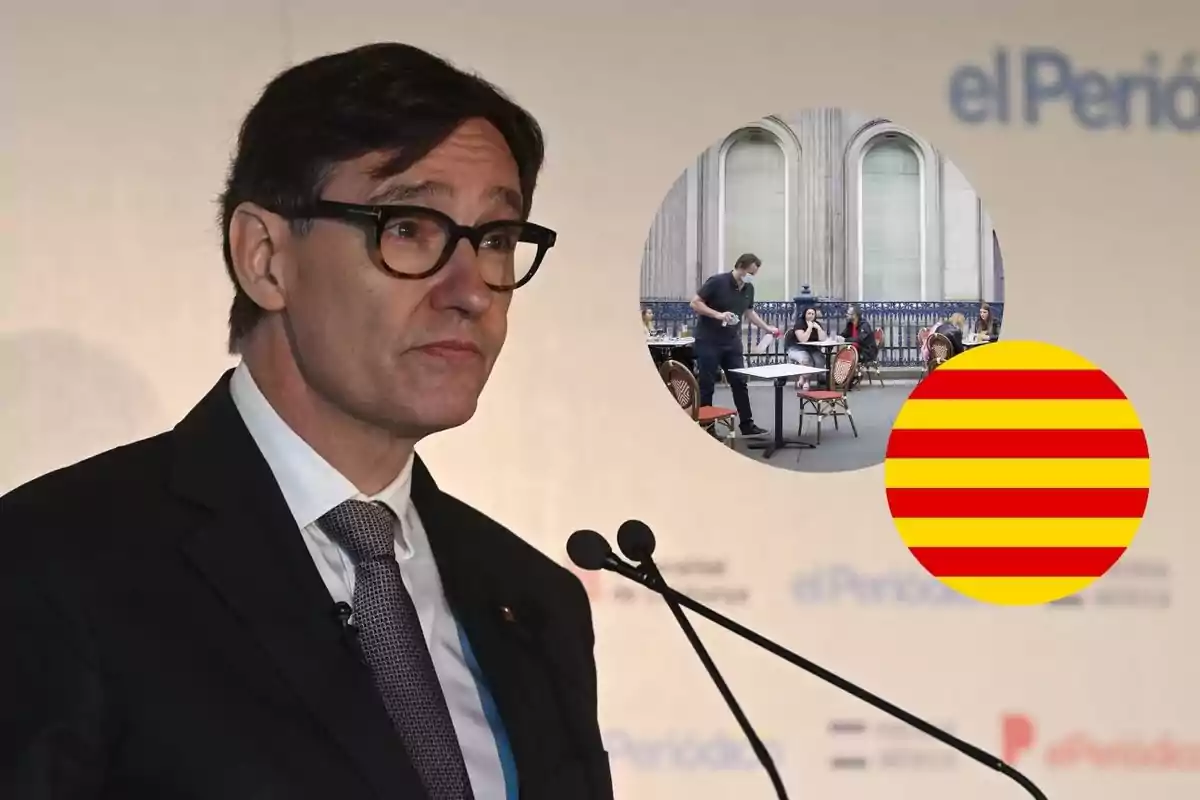 Un hombre con gafas y traje habla en un podio con un micrófono, en el fondo hay un logotipo de "el Periódico" y un círculo que muestra una escena de personas en una terraza, junto a un símbolo con franjas amarillas y rojas.