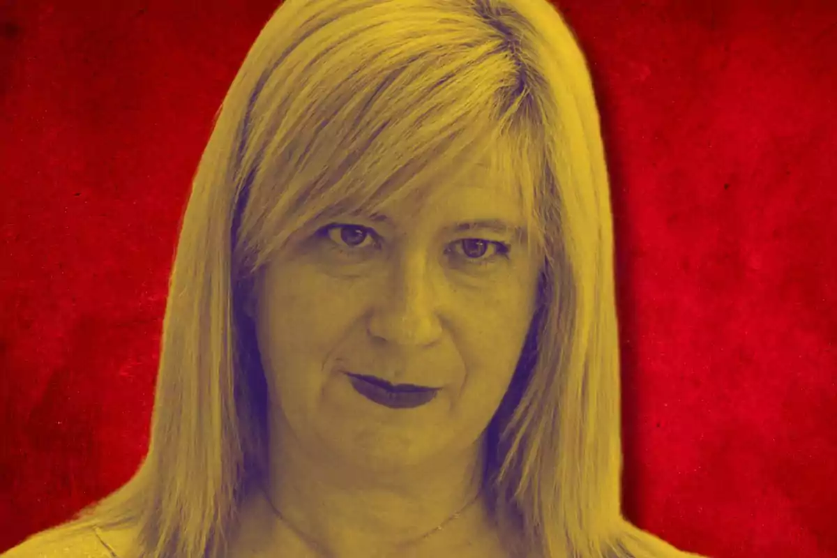 Retrato de una mujer con cabello rubio y expresión seria sobre un fondo rojo, con un filtro amarillo en toda la imagen