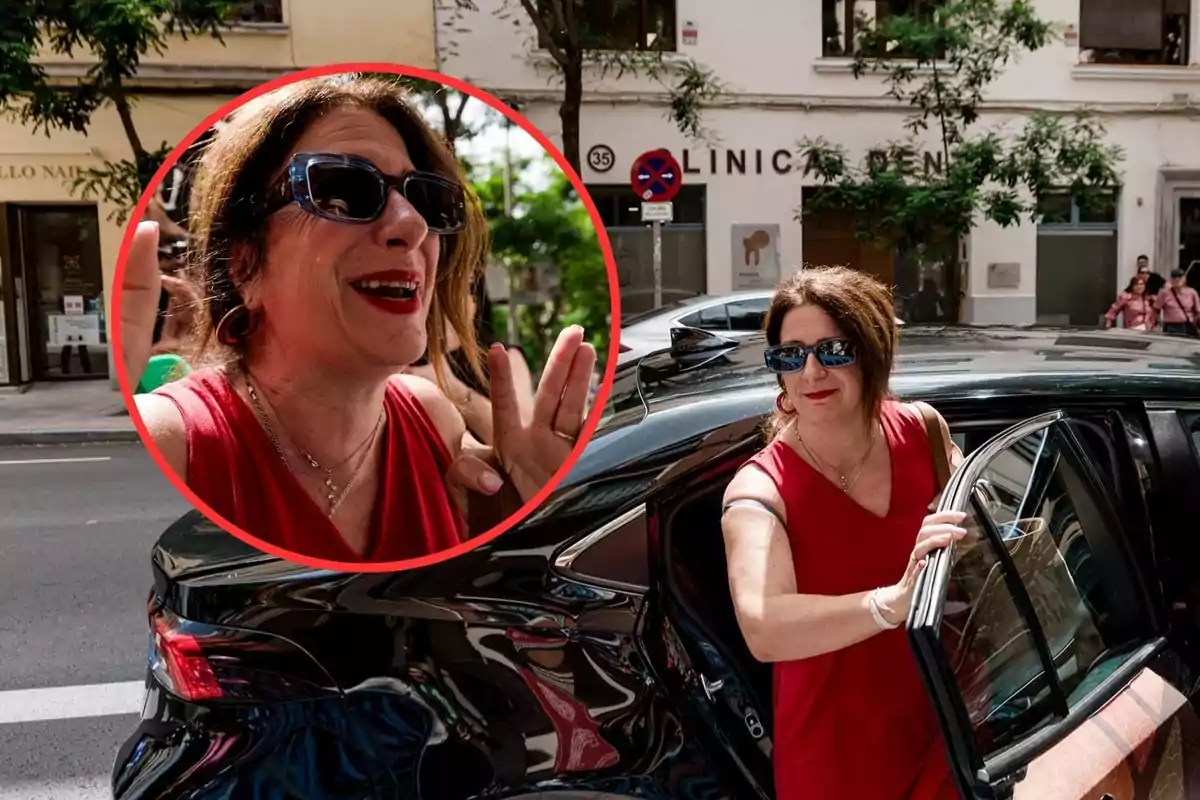 Mujer con vestido rojo y gafas de sol saliendo de un auto negro en una calle urbana, con un recuadro ampliado mostrando su rostro sonriente y gesticulando con la mano