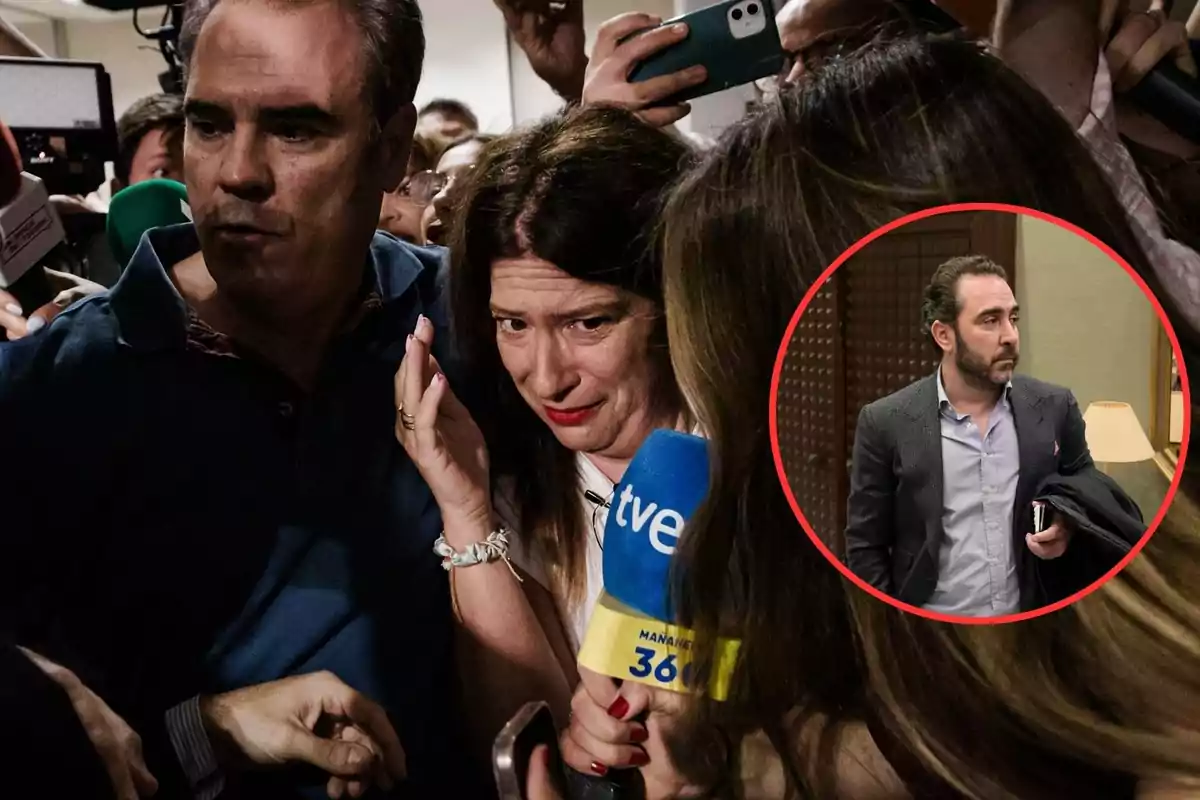Una mujer con expresión preocupada es escoltada entre una multitud de periodistas mientras sostiene un micrófono de televisión, en la esquina hay un recuadro con la imagen de un hombre de traje observando hacia un lado.